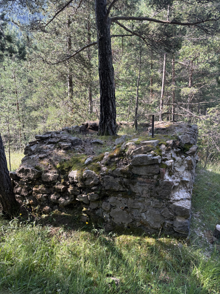 La construcció de la base feta de pedra