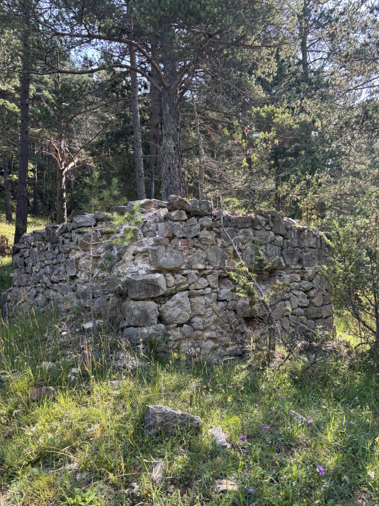 Mur que es troba al costat de la base