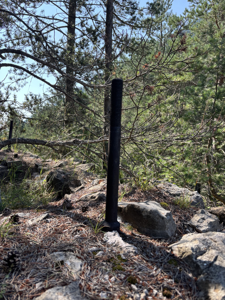 Anclatge existent on hi anava subjectada l'estructura metàl·lica