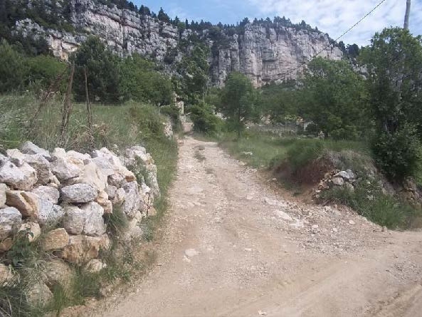 Imatge d'un dels trencalls del camí al Coll de Fumanya