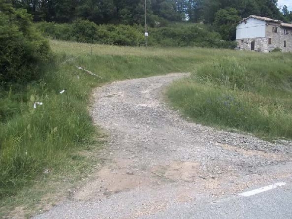 Trencall que pren des de la carretera BV-4025 a cal Petit