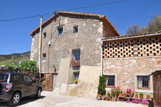 Vista de la façana principal on destaca el contrafort