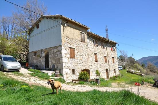 Vista lateral de la masia