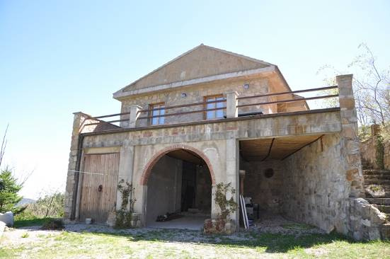 Imatge frontal de l'edifici amb l'entrada i la terrassa principal