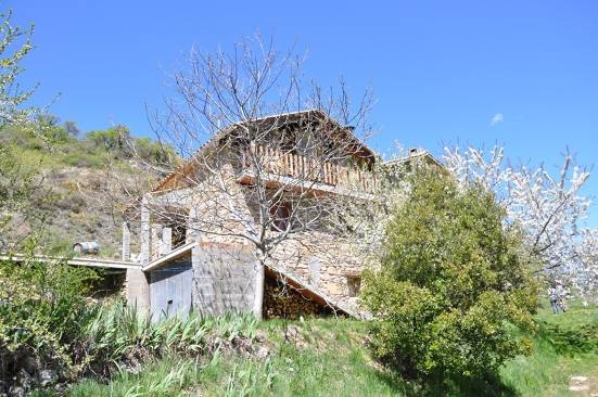 Vista de la façana principal amb el balcó de fusta