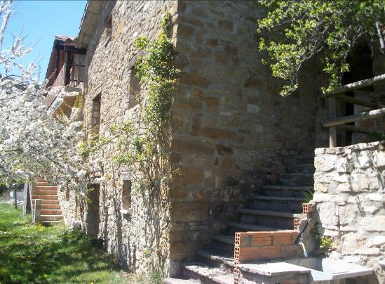 Una imatge del lateral de la finca amb unes escales per accedir a la part superior