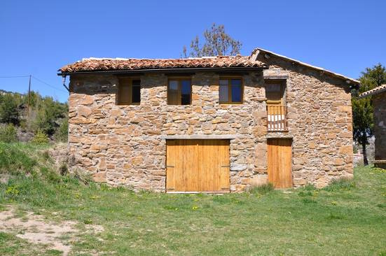 Façana principal amb tres obertures superiors