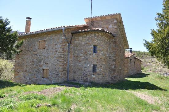 Una de les vistes on es pot veure el lateral amb una petita absidiola