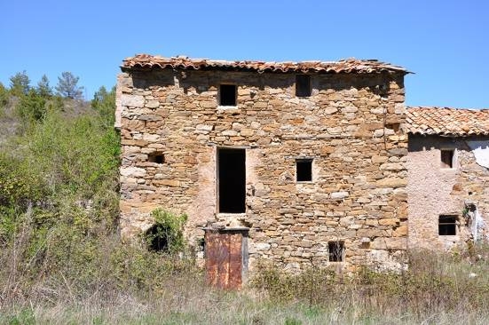 Segon cos amb els tres pisos i les obertures a la façana