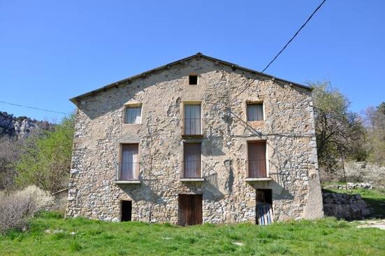 Façana principal de la masia amb els tres balcons existents