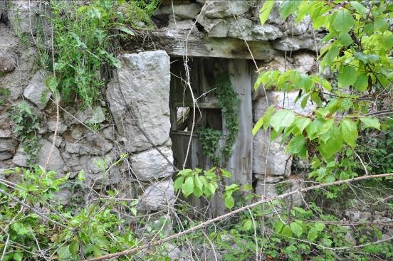 Imatge de l'entrada de l'edifici en ruïnes