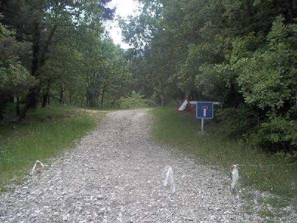 Una de les cadenes que impedeixen el transcurs del camí vell de Peguera