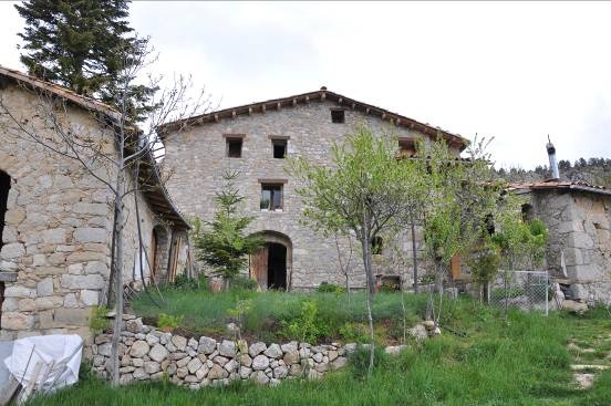 Part frontal i façana de la masia