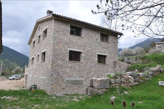 Imatge lateral de la casa principal