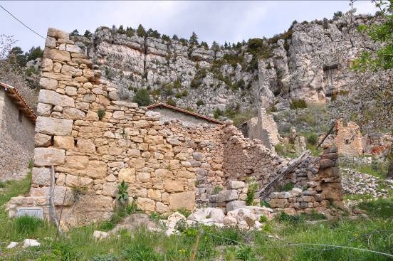 Restes de la casa antiga de cal Ferrús amb un evident estat de descomposició