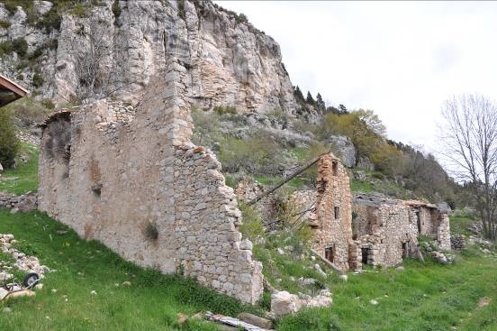 Paret de l'edifici antic de Cal Gat