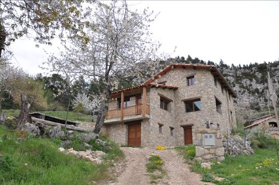 Visió de la finca des del camí d'accés