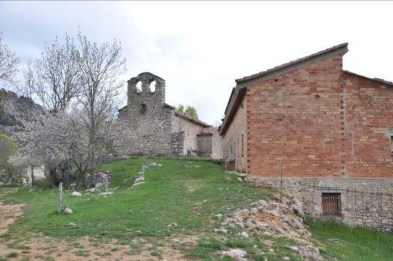 Imatge del conjunt amb la capella al fons