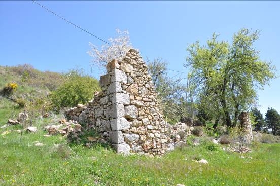 Paret cantonera de l'edifici en ruïnes