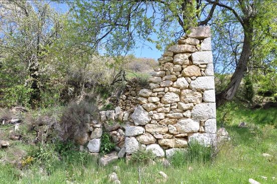 Lateral d'una de les parets del cos de la masia