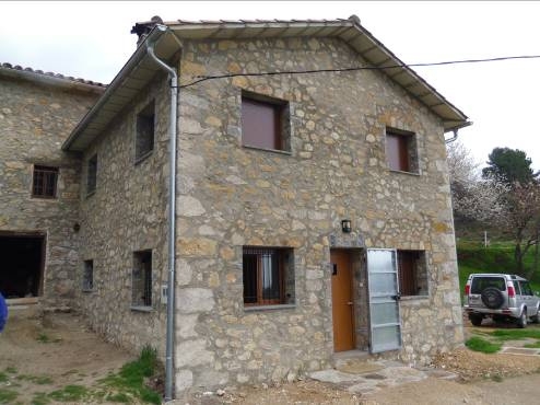 Façana principal amb l'entrada a l'habitatge