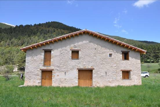 Imatge frontal de la façana de la construcció moderna de Can Puelles