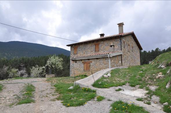 Des del camí d'accés vista de l'edifici