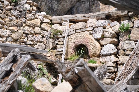 Una paret de la construcció que es troba en estat ruinós