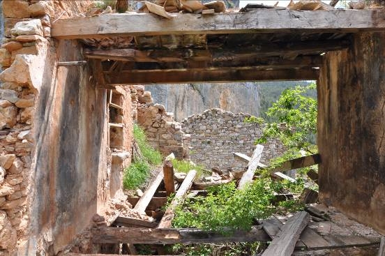 Part interior degradada de la casa amb les estructures de parets existents