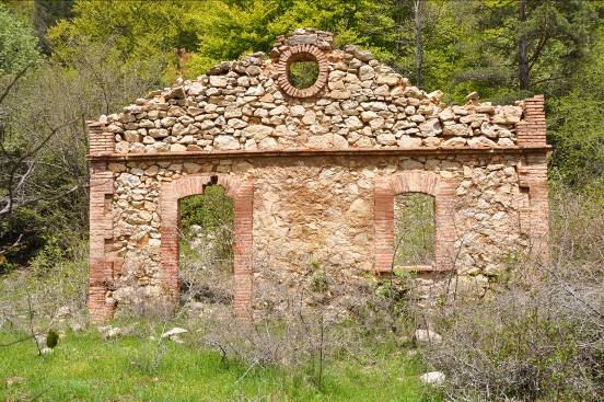 Restes de Cal Ros on destaca l'ocular frontal