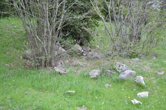 Algunes pedres disperses existents al lloc on s'emplaçava Cal Mamarruques