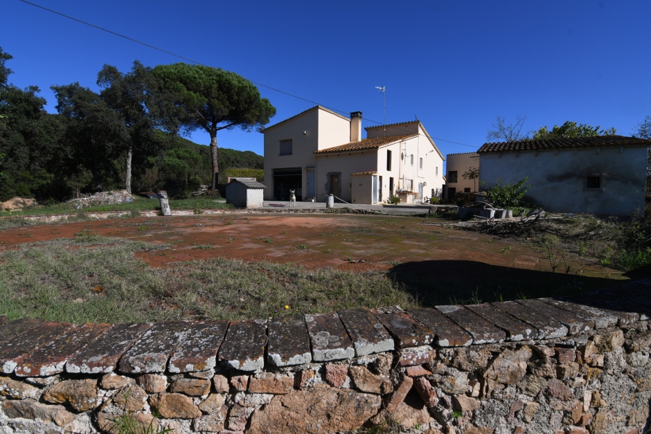 Can Puiques; Can Puicus i l'era de la casa, abans de Cal Negret, de la qual només en queda el pou.