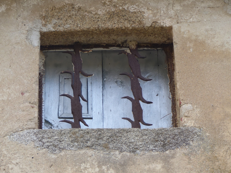 Rectoria de Sant Cebrià. Detall dels llangardaixos de la finestra.