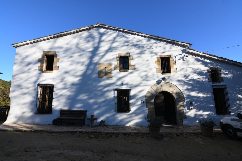 Façana principal amb el rellotge de sol.