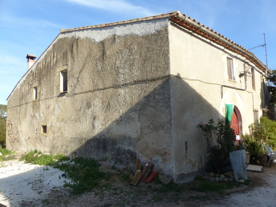 Can Llobet de Dalt. Dues de les façanes.