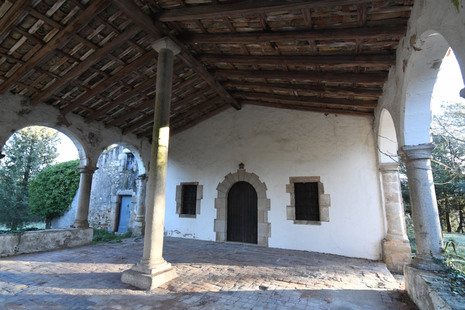 Ermita de La Serra. Pòrtic.