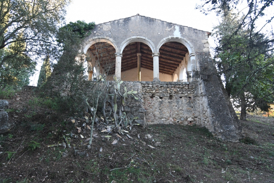 Ermita de La Serra. Detall constructiu amb contraforts de la porxada.