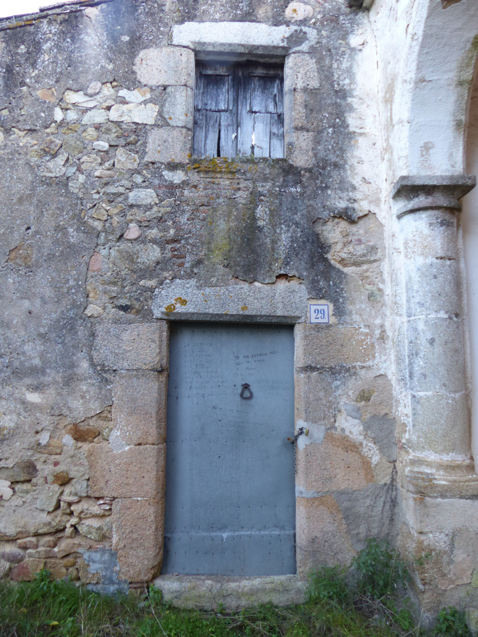 Casa de l'ermità de la Serra. Detall de les pedres treballades de la porta i finestra.