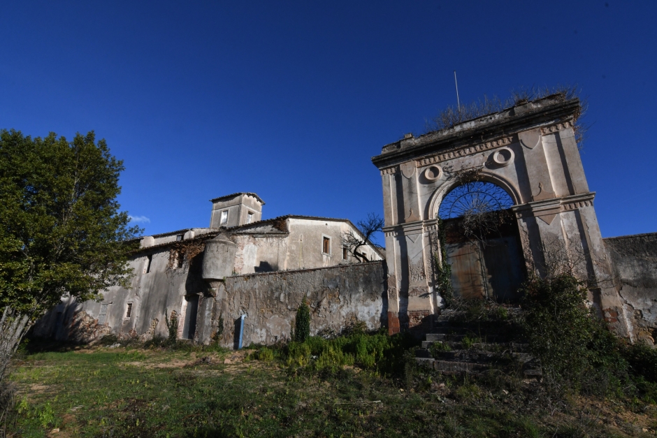 Can Coll. Portalada del barri de 1884.