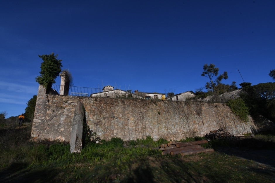 Can Coll. Murs amb contraforts exteriors.