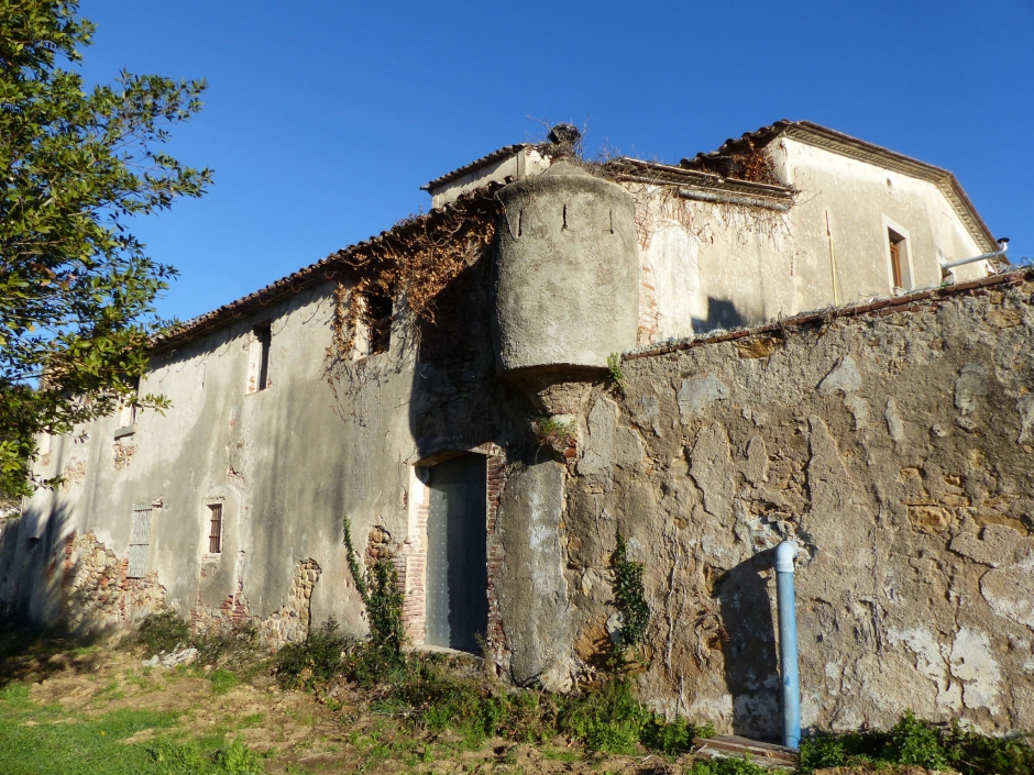 Can Coll des de l'exterior i garita.