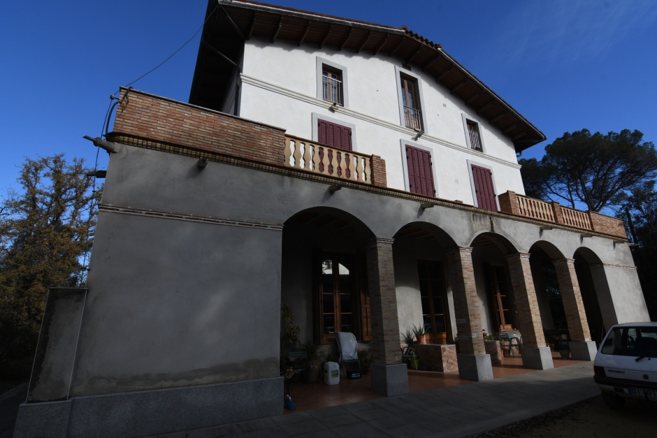 Torre de la Casa Blanca. Façana principal i galeria porxada a la part inferior de la casa.