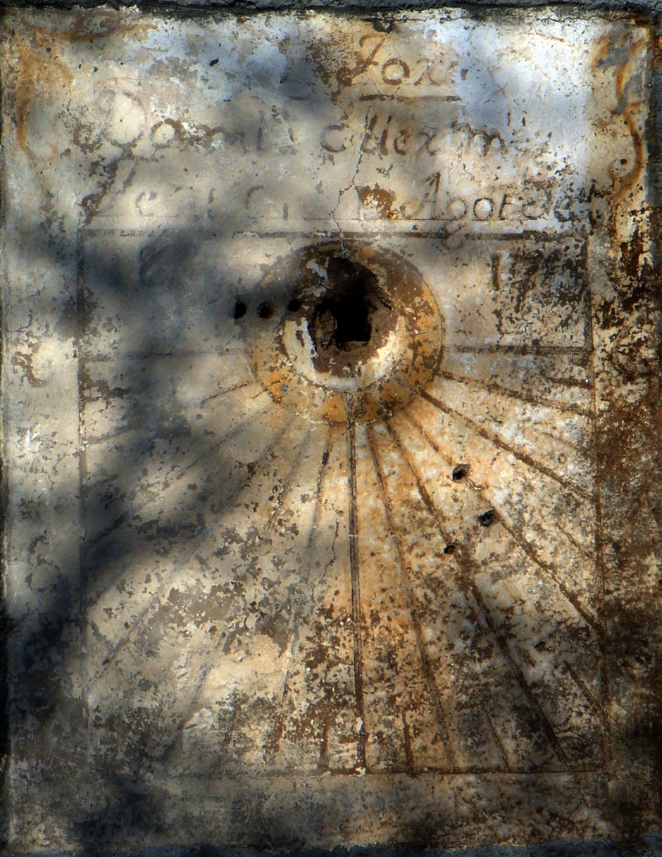 Rellotge de sol de Can Forn, abans de la seva restauració. Fons Invarque 2007.