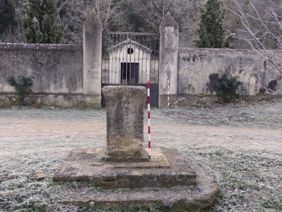Padró de Ramió, davant mateix de la porta del cementiri.