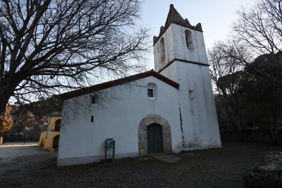 Sant Andreu de Ramió. Vista general de la façana i la torre del campanar.