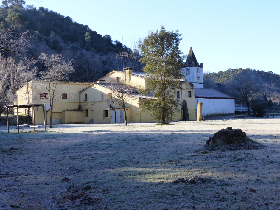 Vista general de l'església de Sant Andreu de Ramió i de la rectoria.