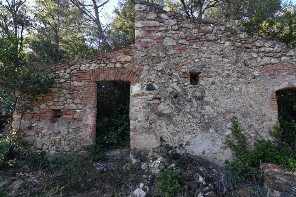 Cal Vicari. Detall del porxo amb el sostre a un sol vessant i a mà esquerra, porquera i menjadora.