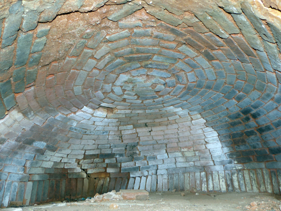 Cal Vicari. Interior del forn de pa amb inicis de filtracions.