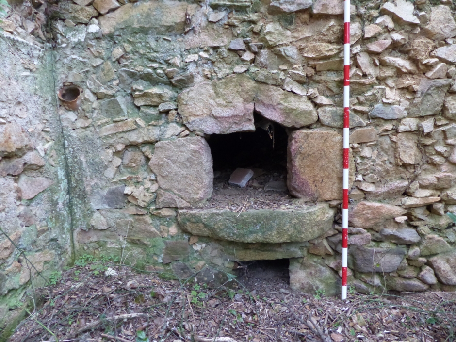 Can Romeguera. Detall de la boca del forn de pa, el cendrer i a mà esquerra, la teiera.