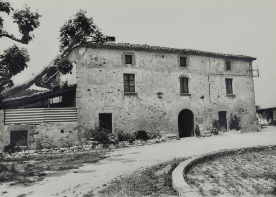 Can Vidal amb una part de l'era de cairons a primer terme. Fons Calaix.